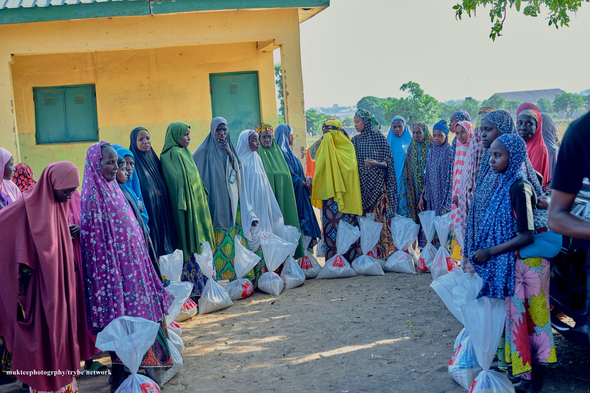 Elderly women who received relief materials from Tryybe
